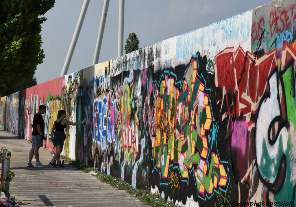 Il reste dans Berlin encore des lieux où les artistes en herbe peuvent s'exercer. Ici le mur arrière du Mauerpark.