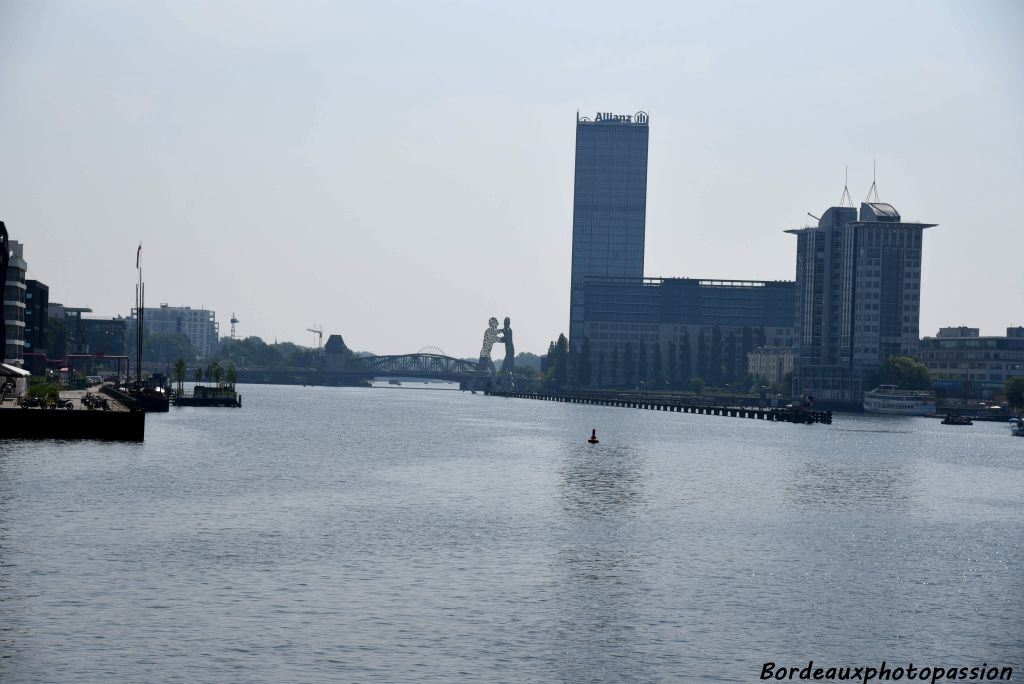 Depuis le pont on aperçoit "Molecule Man",  une sculpture monumentale, de l'artiste américain Jonathan Borofsky, d'un poids de 45 tonnes pour 30 mètres de haut.