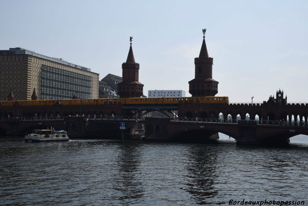 L'étage supérieur voit passer les trains de la ligne 1 du métro de Berlin, l'étage inférieur assurant le passage des piétons, cyclistes et véhicules.