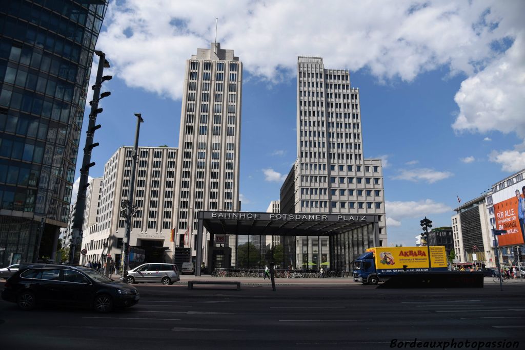 La Potsdamer Platz (« Place de Potsdam ») est une place du centre de Berlin. Ici la gare.