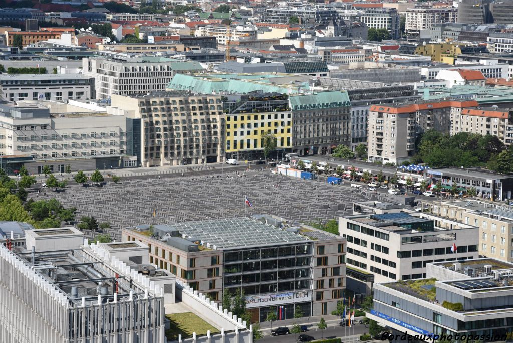 Les cubes gris du  mémorial aux Juifs assassinés d'Europe.