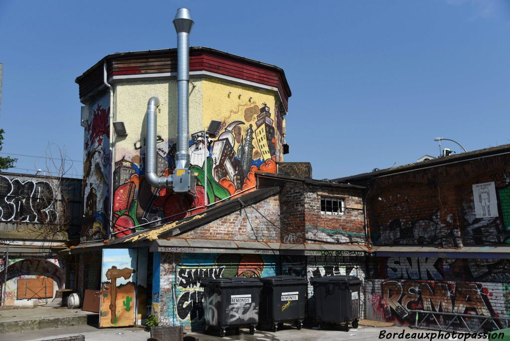 Situé dans le quartier de Friedrichshain, au cœur de Berlin dans l’ancienne partie Est de la ville, le Raw-Tempel est une grande friche industrielle.