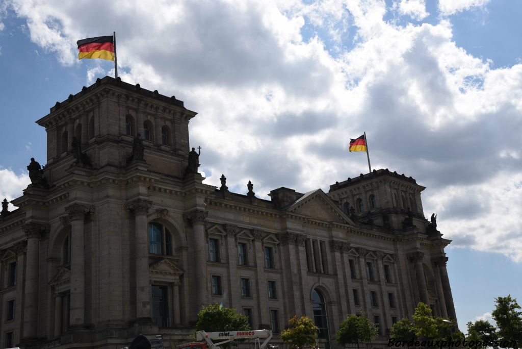 Le Reichtag abrite  le Bundestag de la République fédérale d'Allemagne depuis le retour des institutions à Berlin en 1999.
