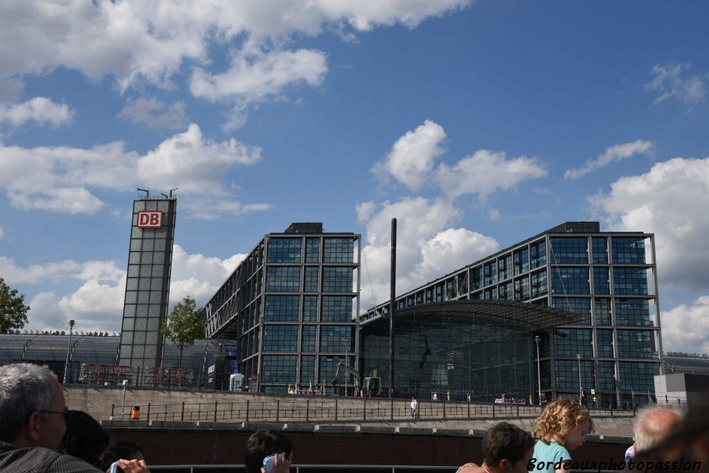 L'entreprise Deutsche Bahn AGest un prestataire leader sur le plan international de services de transport et de logistique. Le nouvel immeuble au-dessus de la gare centrale de Berlin.