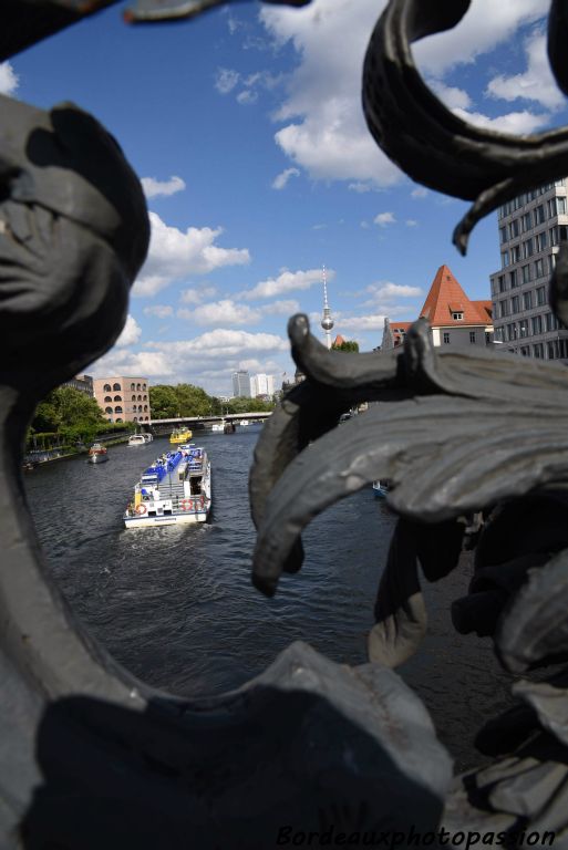 Les bateaux mouches berlinois sont nombreux sur la Spree.