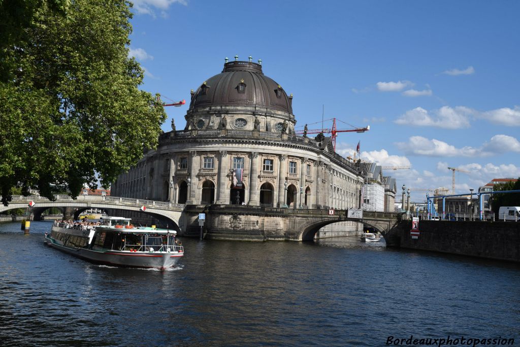 Le musée de Bode est au nord de l'île aux musées. Il  abrite  la collection d'art byzantin, la collection des sculptures et le cabinet des médailles.