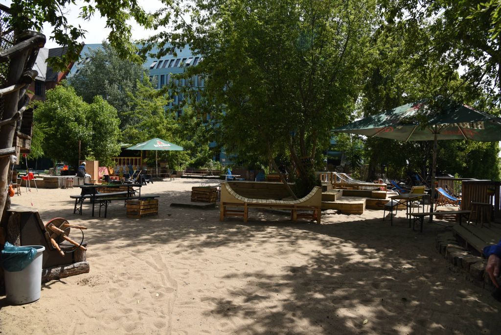 Le Yaam est surtout une plage au bord de la rivière Spree.