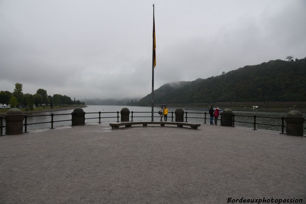 À la confluence de la Moselle et du Rhin. La Moselle qui prend sa source dans les Vosges vient se jeter dans le Rhin à cet endroit.