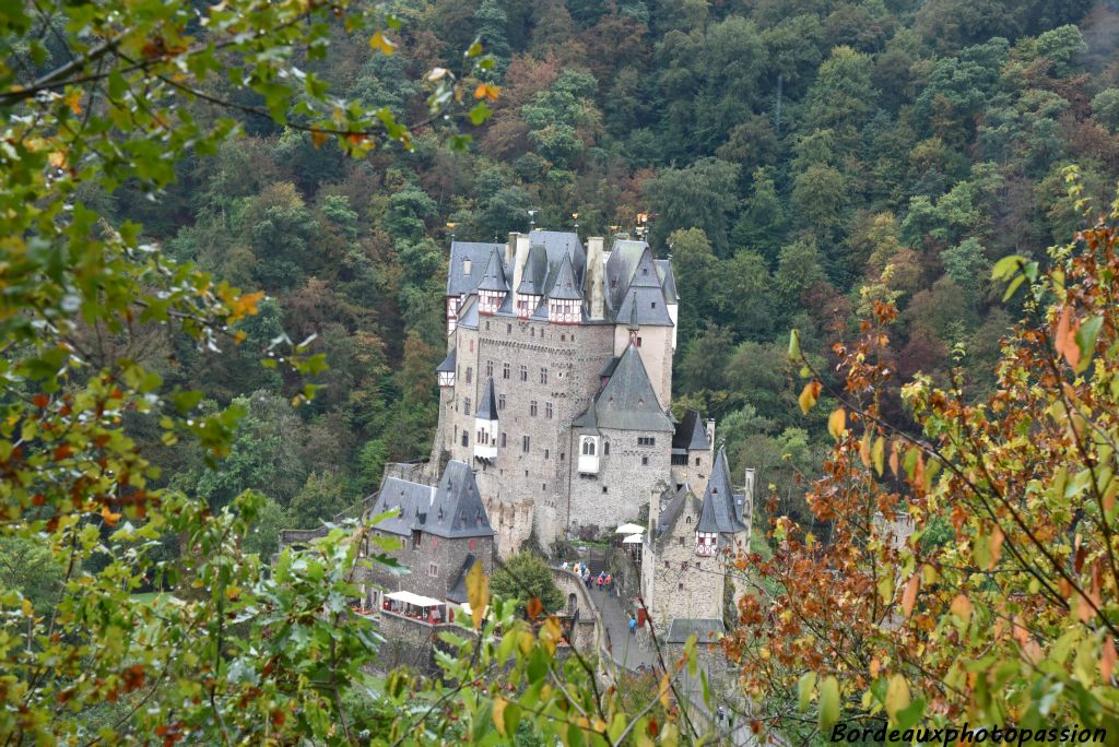 Le château d'Eltz (Burg Eltz) est un château médiéval niché dans les collines bordant la vallée de la Moselle.