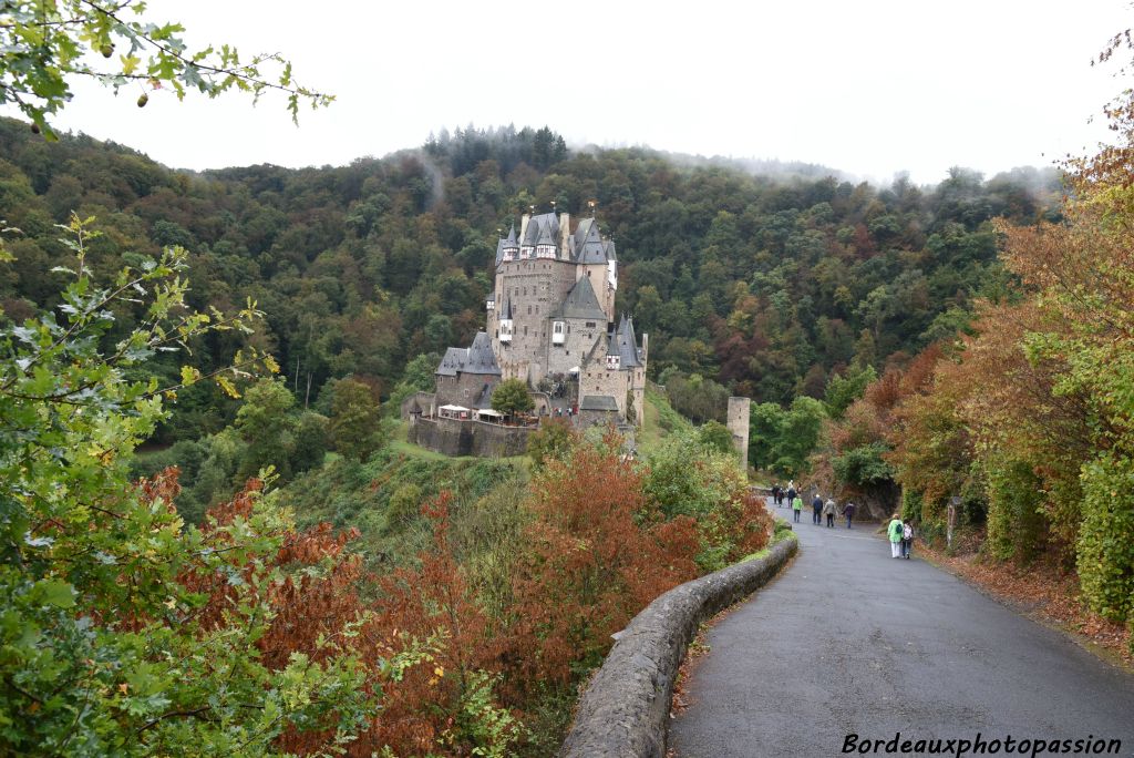 Ce château a la particularité de n'avoir jamais été détruit et il reste la propriété de la même famille, depuis 33 générations.