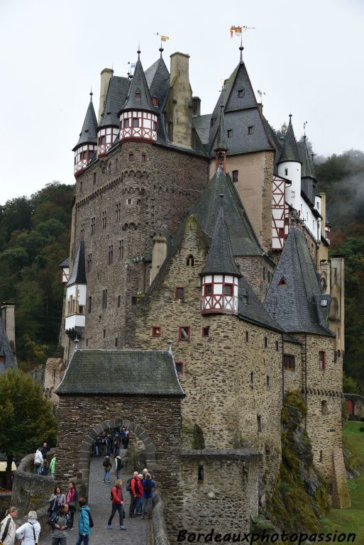 Dès le Moyen Âge, trois héritiers se sont partagés le domaine. Chaque lignée a ensuite procédé à de nouvelles constructions, ce qui explique le foisonnement actuel de tourelles et de logis.