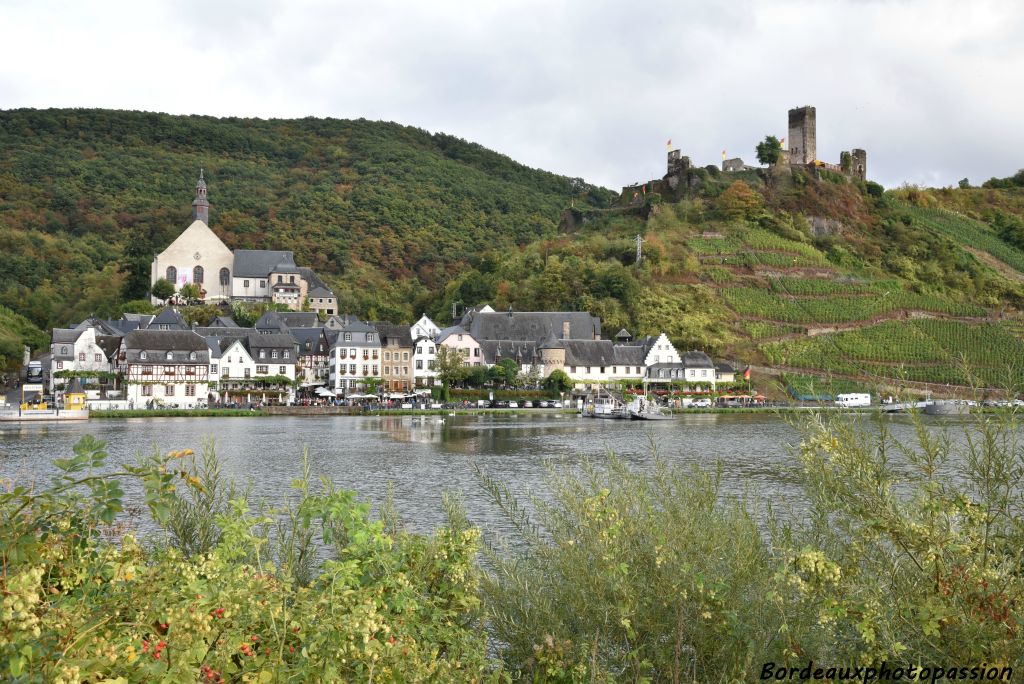 Belstein est une petite ville bien conservée parmi les cités historiques de la Moselle : elle se niche dans une boucle de la rivière, protégée par les ruines du burg Metternich.