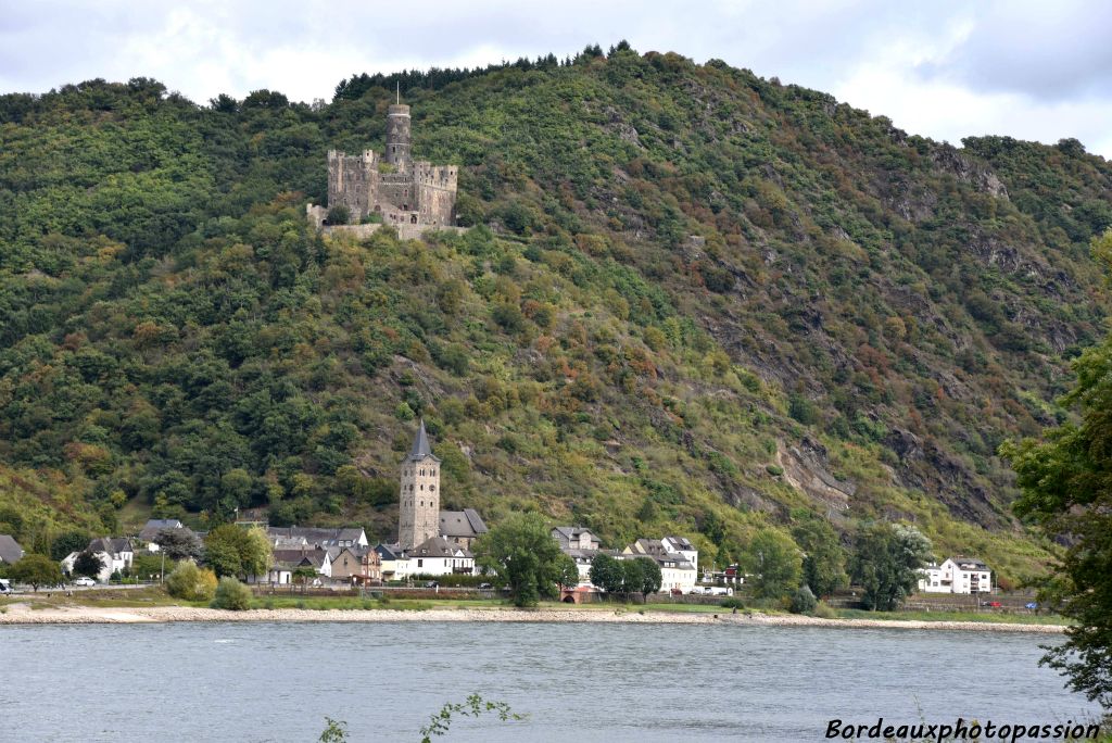  Le château de Maus (en français : château de la souris) est un château allemand situé dans la commune de Sankt Goarshausen, dans le land de Rhénanie-Palatinat.