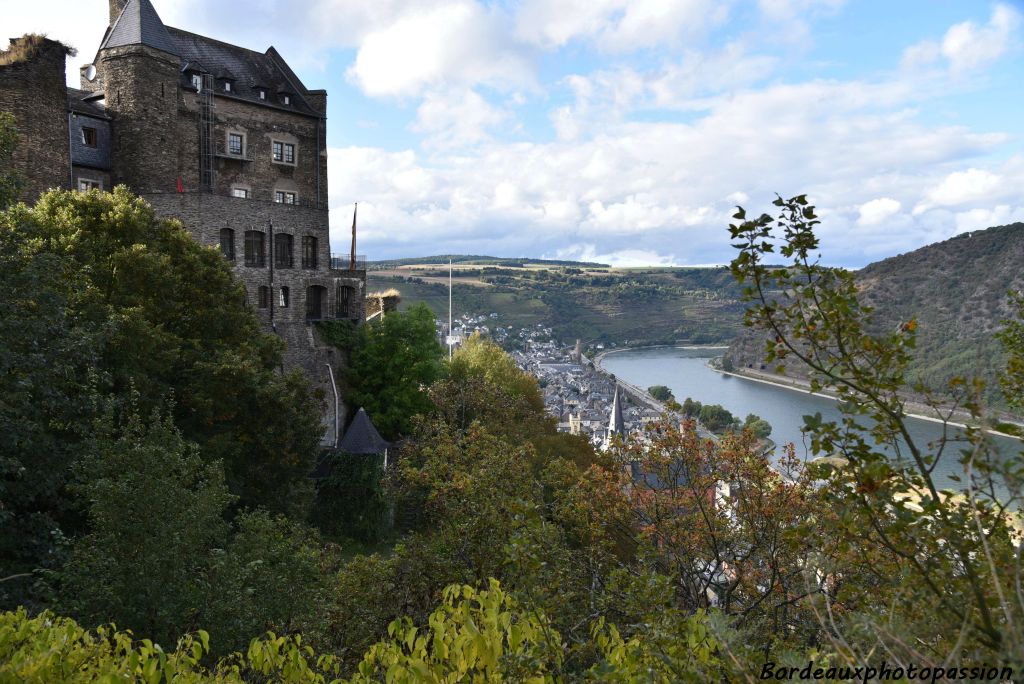 Depuis le château de Schönburg, on peut profiter du panorama sur la vallée du Rhin et sur la ville d'Oberwessel.