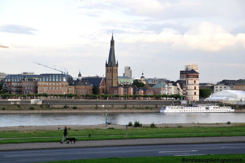 Sur la rive opposée, la basilique Saint Lambert et à droite la Scholssturm (tour du château).