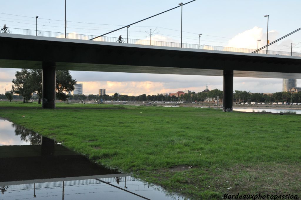 Silhouettes sur le pont d'Oberkassel.