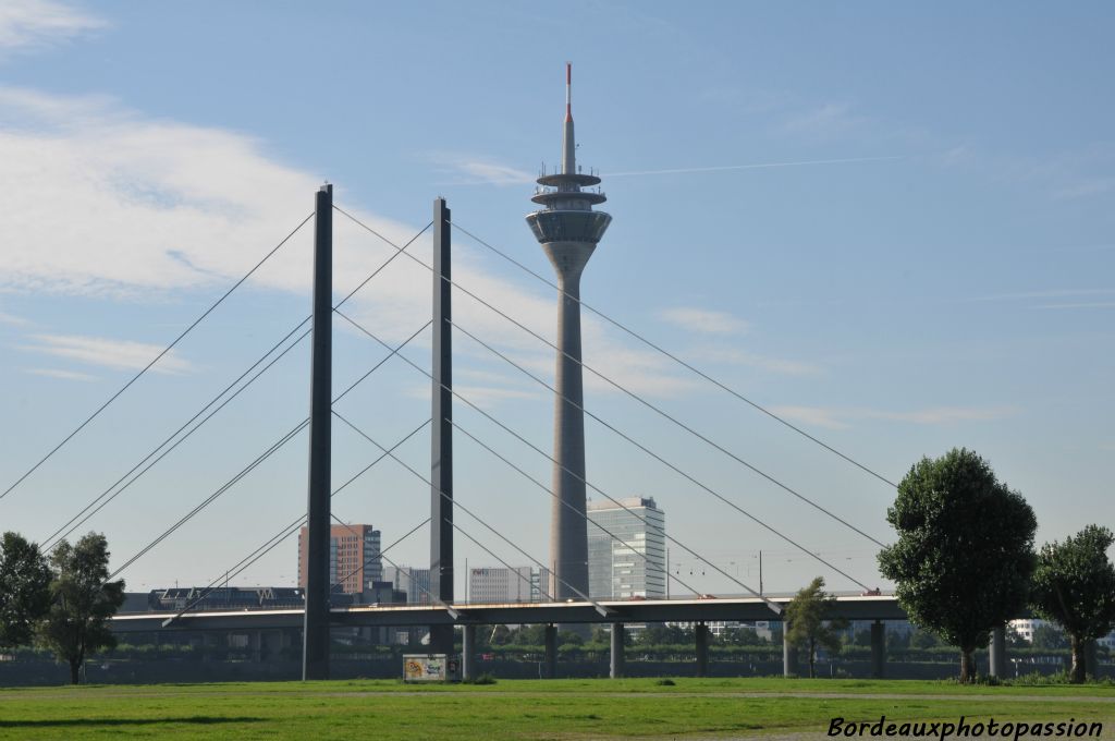 En arrière-plan la Rheinturm que nous approcherons bientôt.