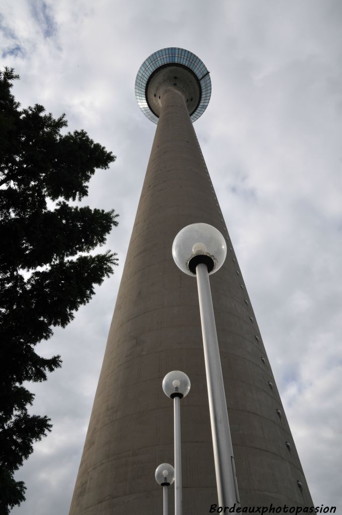 La Rheinturm est la tour de la télévision de Düsseldorf. Un restaurant panoramique tournant culmine à 174 mètres.
