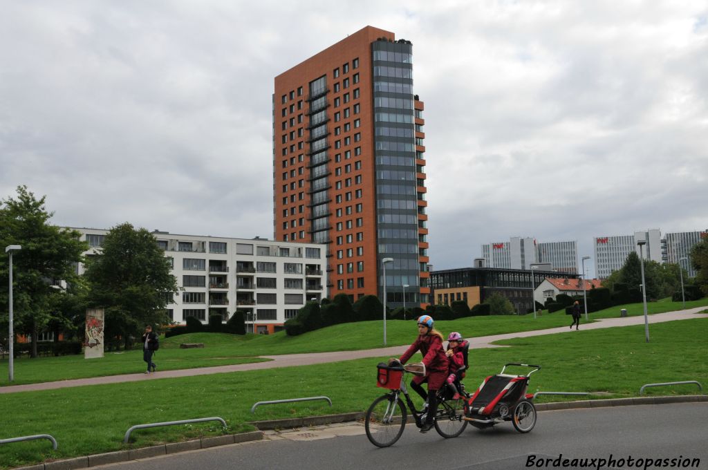 Nous allons avancer vers le très moderne quartier de MedienHafen.