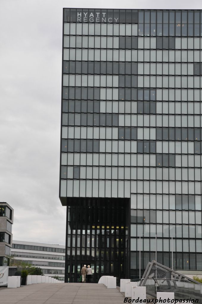 Il suffit de franchir un pont pour arriver au luxueux hôtel Hyatt Regency.