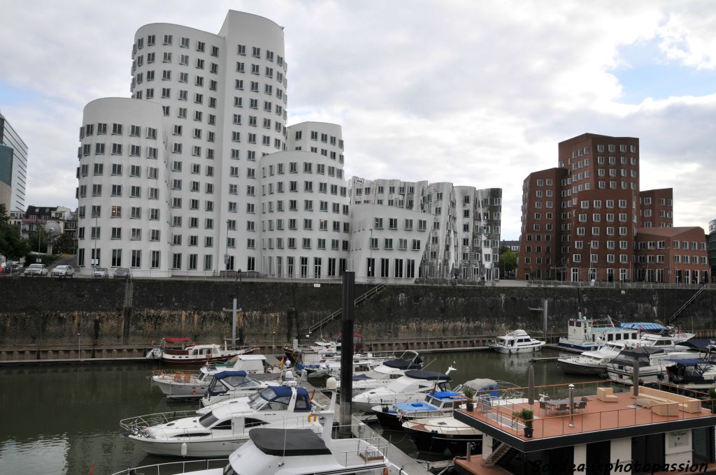 C'est un des plus grands architectes du monde qui a construit ces trois tours inclinées surnomées "la Sainte Famille".