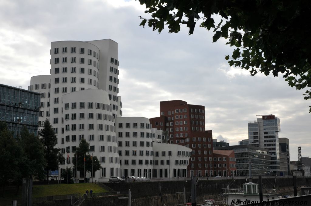 Franck O. Gehry, a utilisé des matériaux différents pour ses trois tours appelées  Der Neue Zollhof  : façade blanche, métal et brique.