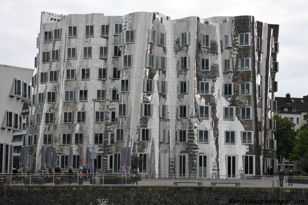 La tour centrale reçoit les reflets de ses deux sœurs toutes proches créant un lien entre les trois bâtiments.