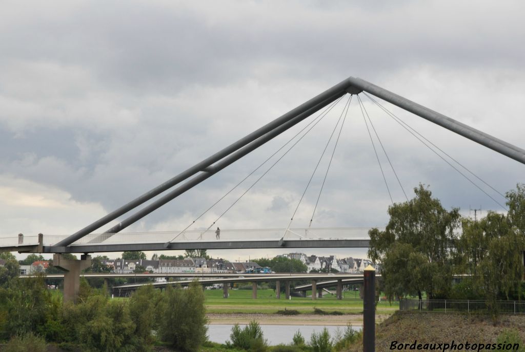 Le pont du port de Düsseldorf est une passerelle pour piétons.