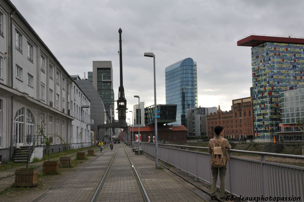 Quand ce quartier a commencé a être rénové en 1989, les grues et les rails datant de 1896 ont été conservés.