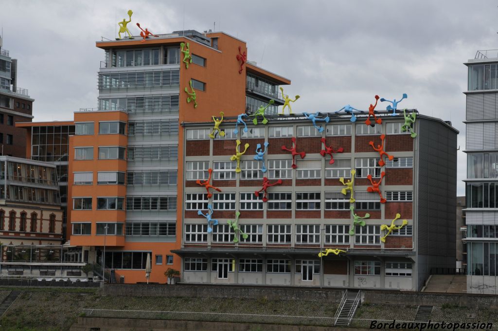 Un bâtiment coloré, c'est le Roggendorf-Haus avec ses personnages grimpeurs dûs à l'imagination de Norbert  Winkels.