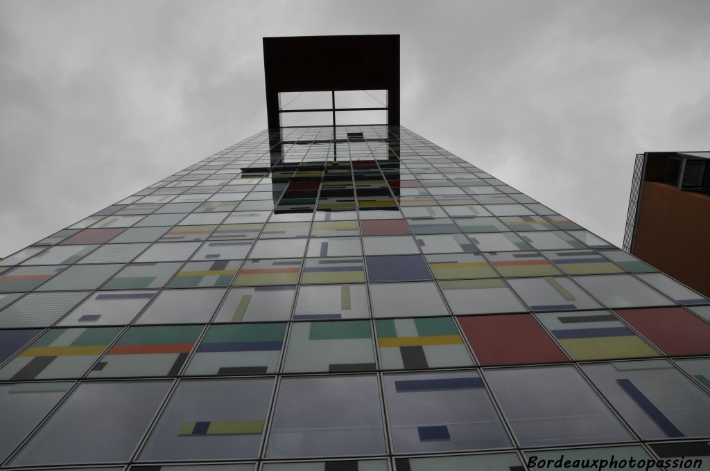 Un bâtiment aux vitres colorées qui ne passe pas inaperçu dans MedienHafen.