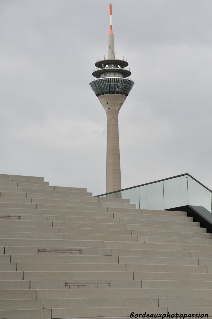 Un escalier pour monter à la Rheinturm... juste une illusion !