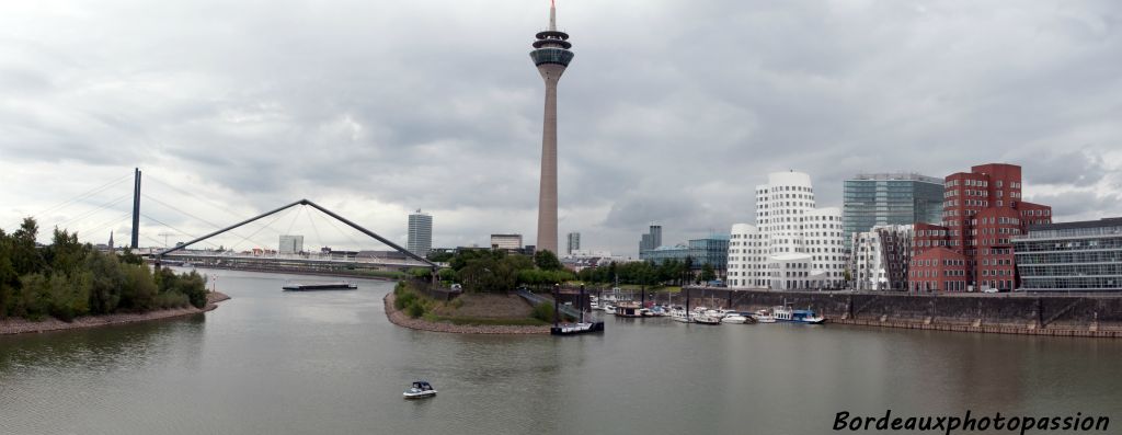 Une vue panoramique sur MedienHafen depuis le Dox Bar.