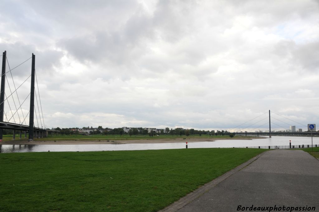 Sur la rive opposée à notre point de départ avec vue sur les deux ponts.