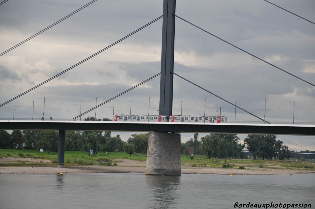 Sur le pont d'OberKassel passe inlassablement le métro.