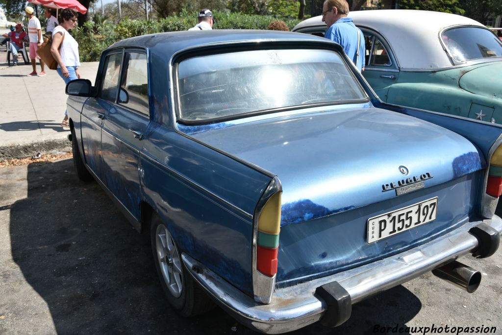 Une vieille Peugeot 404 prise au piège sur l'ïle de Cuba !