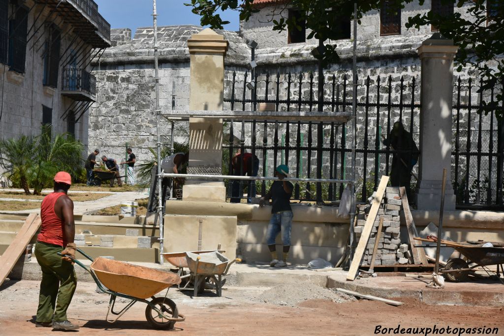 De nombreux bâtiments publics sont en rénovation comme le Capitole et ici place des Armes.