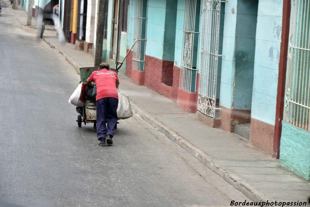 Les villes cubaines sont propres. Pas de balayaeuse mécanique !