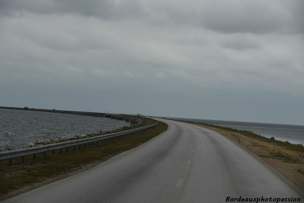 Malheureusement nous allons sur cette île sous un ciel gris. Dommage pour les couleurs.