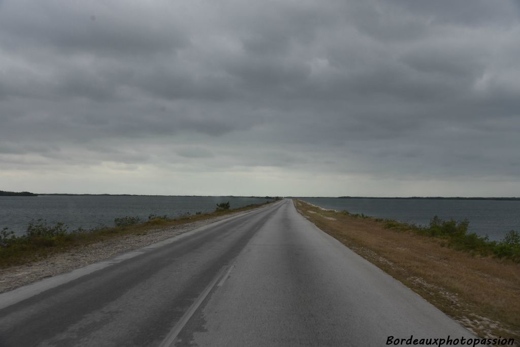 L'eau de l'océan Atlantique peut passer d'un côté à l'autre de la route car de nombreux ponts ont été aménagés.