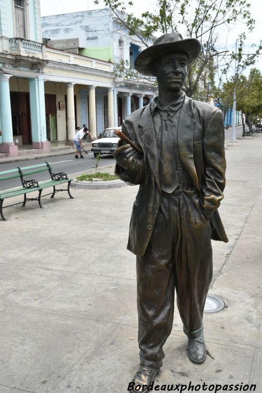 Voici la statue de Benny Moré qui est né à Cienfuegos. C'était un chanteur et compositeur cubain, fréquemment considéré comme le plus grand chanteur de musique cubaine.