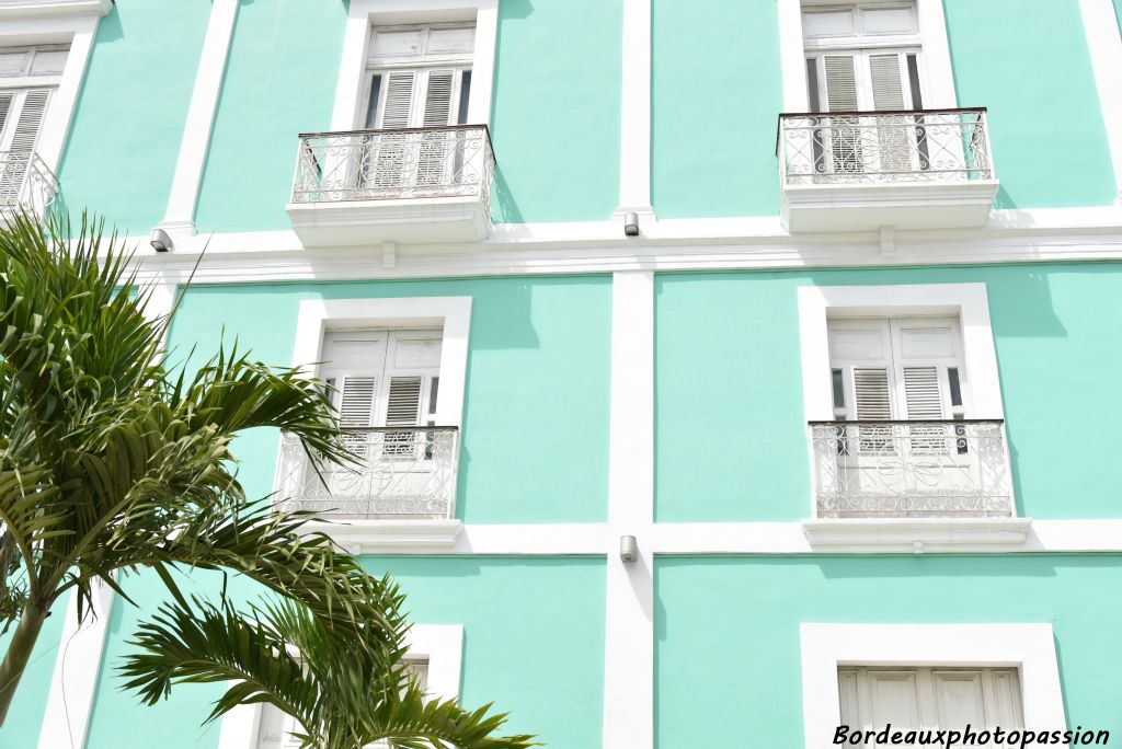 La façade de l'hôtel est très colorée.