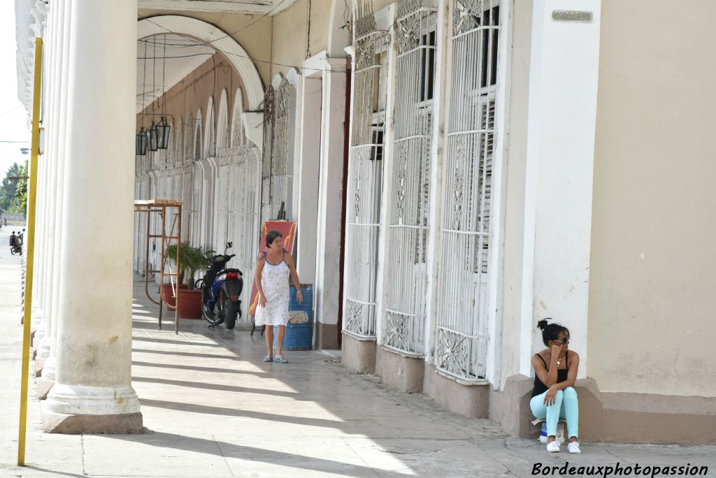 Sous les arcades, les feronneries à chaque fenêtre.