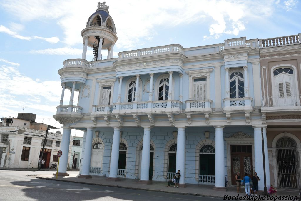 Le palacio Ferrer et son belvédère bleu a été érigé au début du XXe siècle.