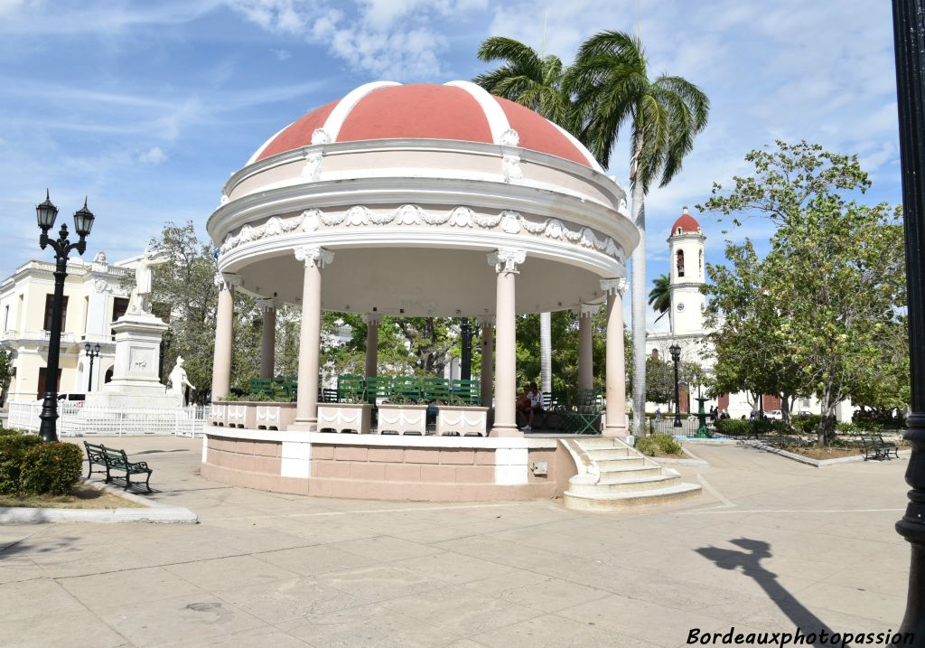 Le kiosque à musique abrite souvent des musiciens qu'il est agréable d'écouter à l'ombre des arbres du Parque Marti.