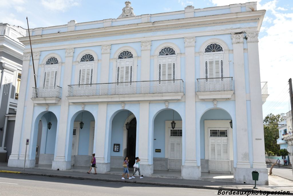 Le Colegio de San Lorenzo construit grâce à la donation du professeur Nicolàs Jacinto Acea devait permettre aux enfants pauvres d'accéder à l'éducation.