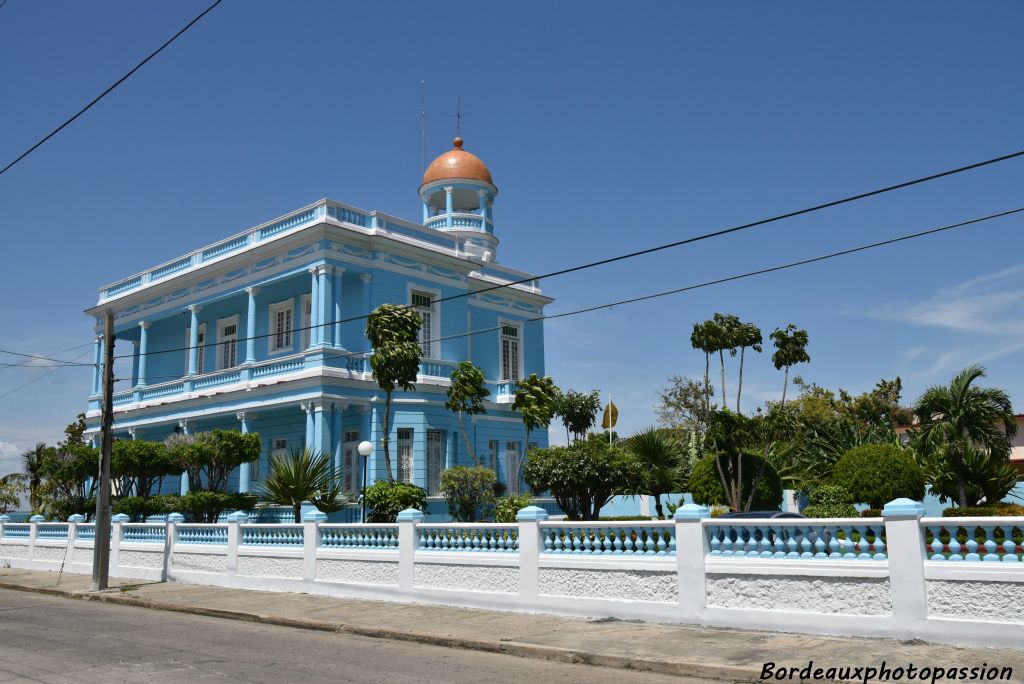 Sortons du centre historique pour aller vers l'étroite  bande de terre de la punta Gorda où les demeures y sont luxueuses.