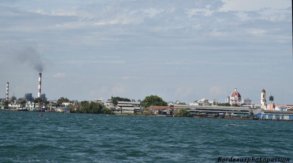 Cienfuegos a été longtemps baptisée la "perle du Sud". Oui mais c'était avant l'apparition de la raffinerie de pétrole.