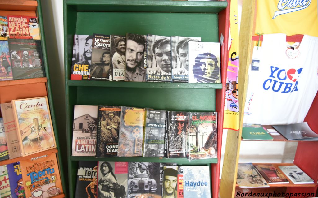 Dans beaucoup de librairies cubaines, on trouve  des livres publiés par des maisons d’éditions cubaines détenues par l’Etat.