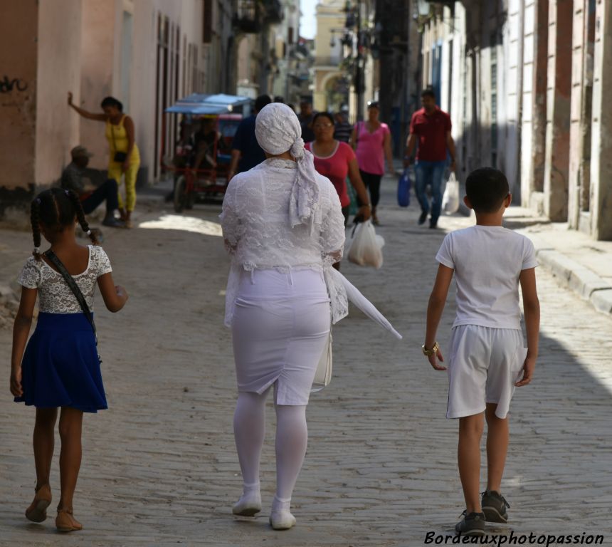 Quand on croise une femme vêtue de blanc, on peut émettre 2 hypothèses. Elles fait partie des dames en blanc" qui protestent tous les dimanches contre l'emprisonnement d'un membre de leur  famille ou bien d'une adepte de la religion santeria.